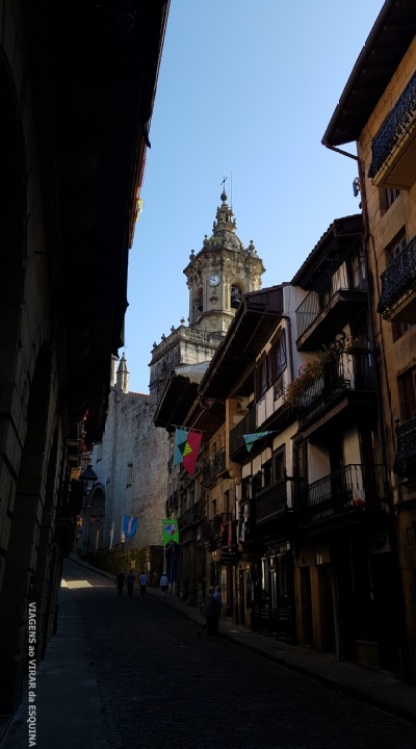 Hondarribia: Kale Nagusia/Calle Mayor e pormenor da Igreja matriz